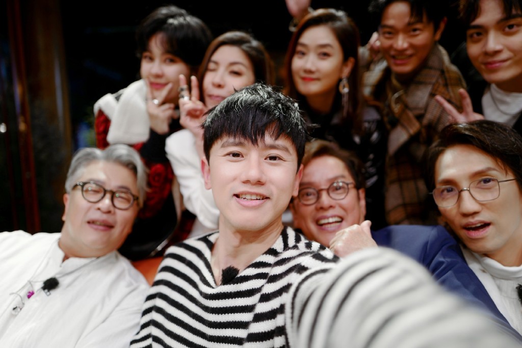 張杰與《時光音樂會》眾出演者自拍。