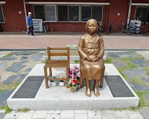 4名年輕人向銅像吐口水，他們還裝作日本人與台灣人，警方逮捕4名男子，發現他們全都是韓國人。（網圖）