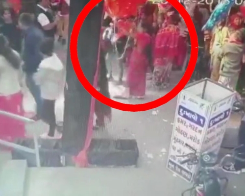 卖气球的印度女小贩，手持一个红色大气球。(网图)