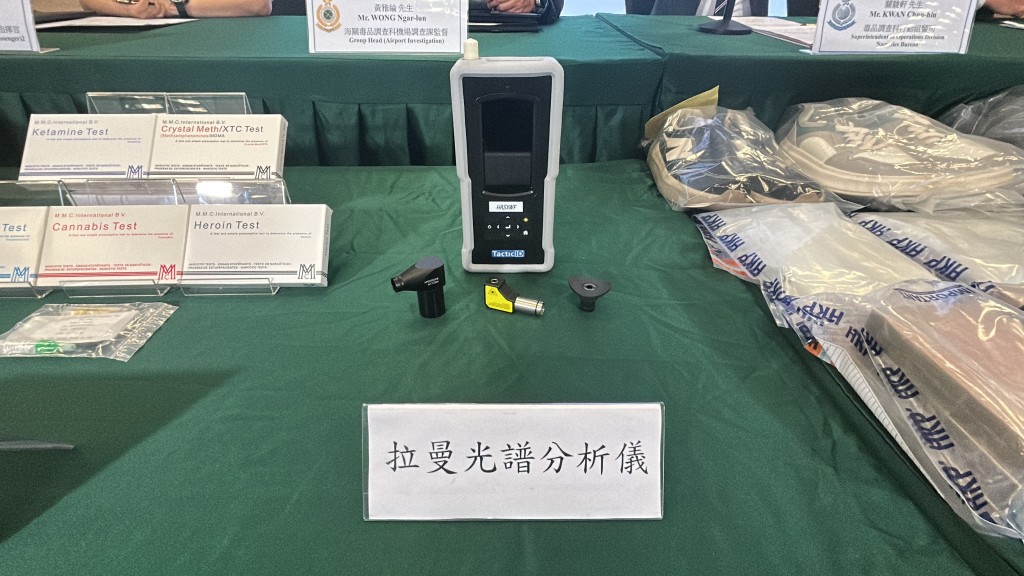 海關利用不同科技緝毒,圖為拉曼光譜分析儀。林思明攝 海關利用不同科技緝毒,圖為拉曼光譜分析儀。林思明攝
