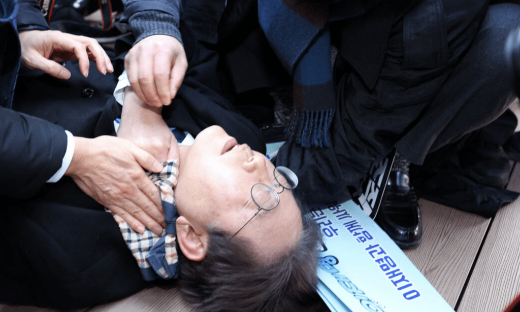 2024年1月2日，李在明在訪問南部港口城市釜山期間被一身分不明的男子用刀狀武器刺中頸部。路透社