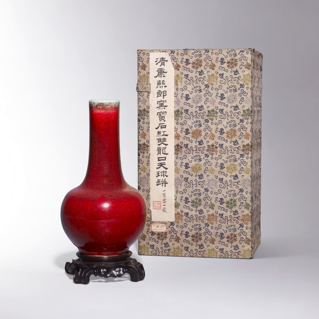 清康熙，郎窯紅釉綠彩暗刻瑞獸螭龍紋長頸瓶，高18.4厘米，估價1,500,000至2,500,000港元。