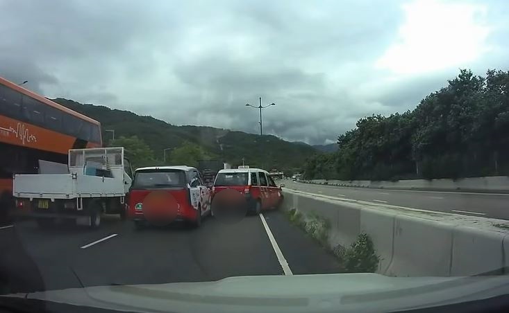 將前面的士推撞向右壆。fb車cam L（香港群組）Raymond Kwong影片截圖