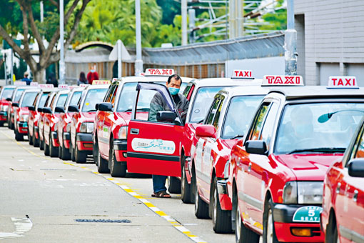 ■的士業早前受疫情影響客量大減，牌價上月跌至谷底，如今反彈約一成。