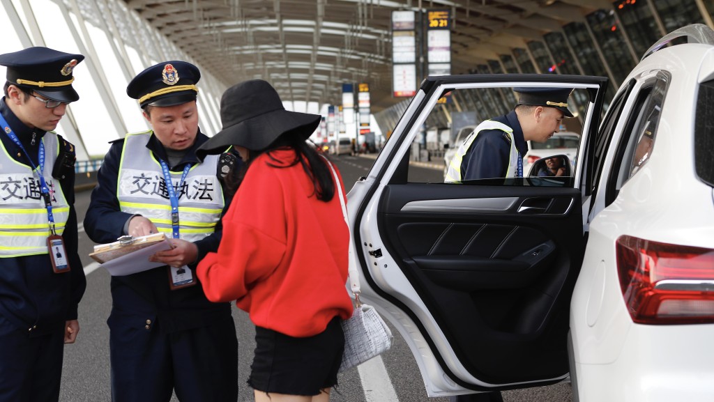 上海市当局曾在浦东机场打击非法网约车。 中新社资料图