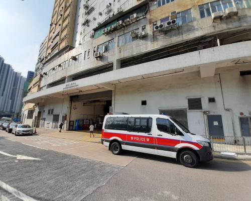 警員及消防員到荃灣工廈檢查可疑紙箱。
