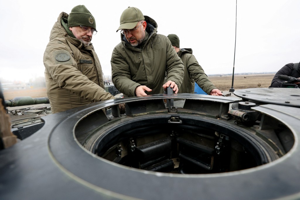 烏克蘭總理什米加爾與防長列茲尼科夫一同查看「豹2」坦克。 路透社