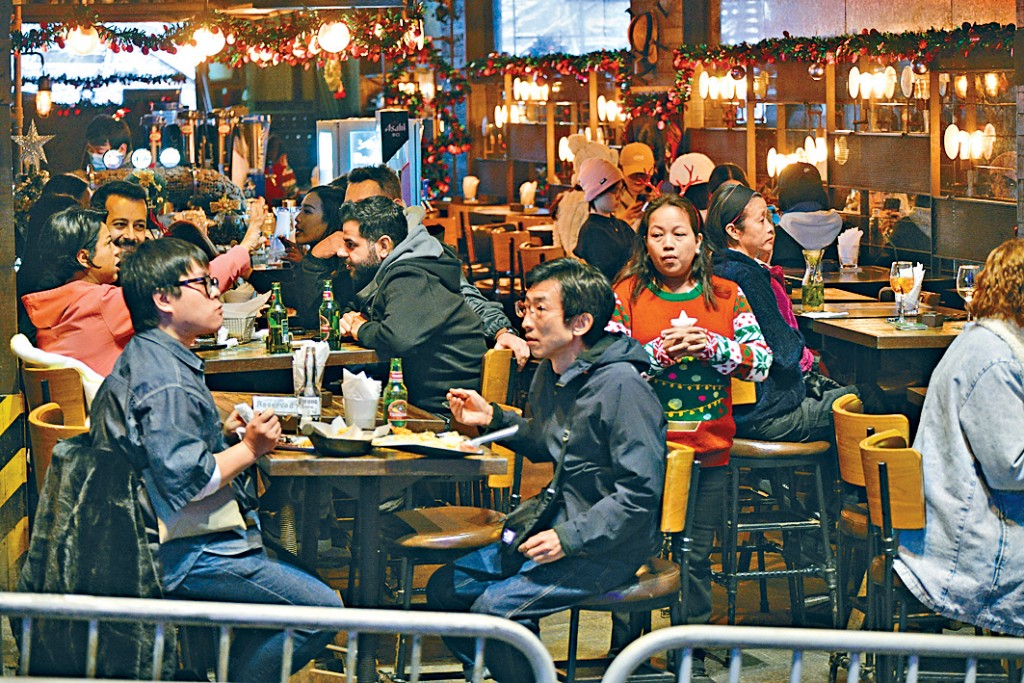 自由行新安排助吸納更多旅客來港,酒吧等餐飲業界有望受惠。