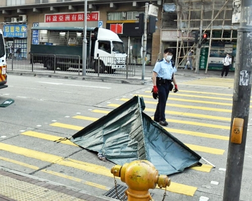 警方以帳篷遮蓋死者遺體。