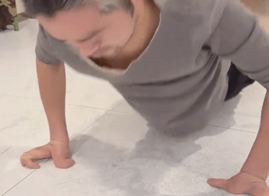 雖然只有三根手指，李先生生活可以自理。