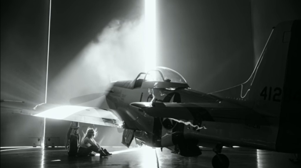 在電影中出現過的F-14雄貓戰鬥機，亦在MV中亮相。