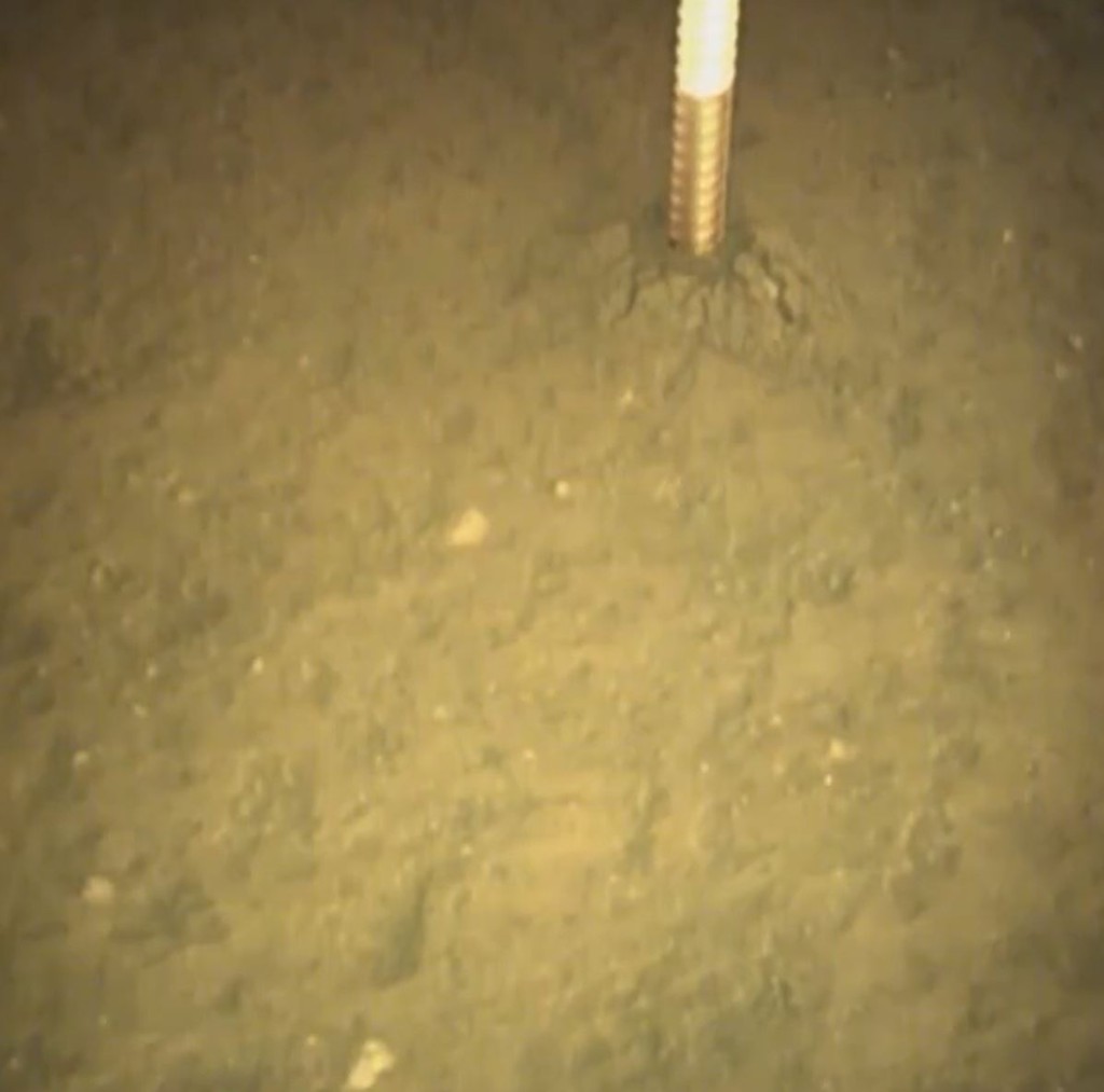 嫦娥六号在月背展进行挖任务。(央视截图)
