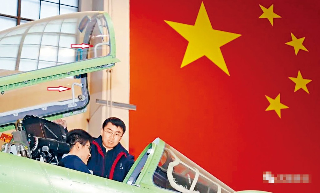 ■弹射型歼-15战机座舱多了两个把手。