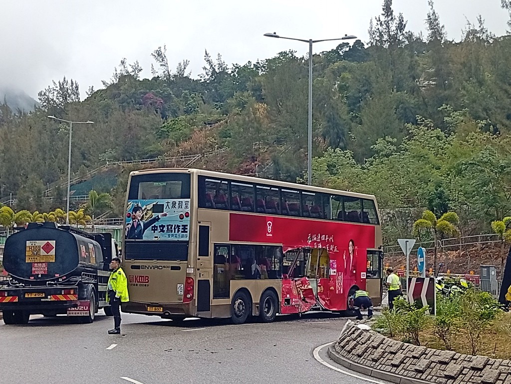 油缸車與巴士相撞。網上圖片 油缸車與巴士相撞。網上圖片