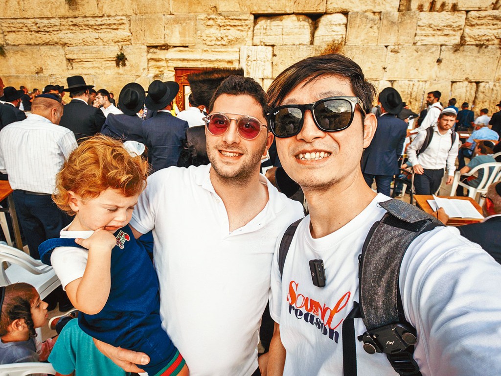網紅「Ming仔」(右)往耶路撒冷旅行,昨日在當地聽到爆炸聲。