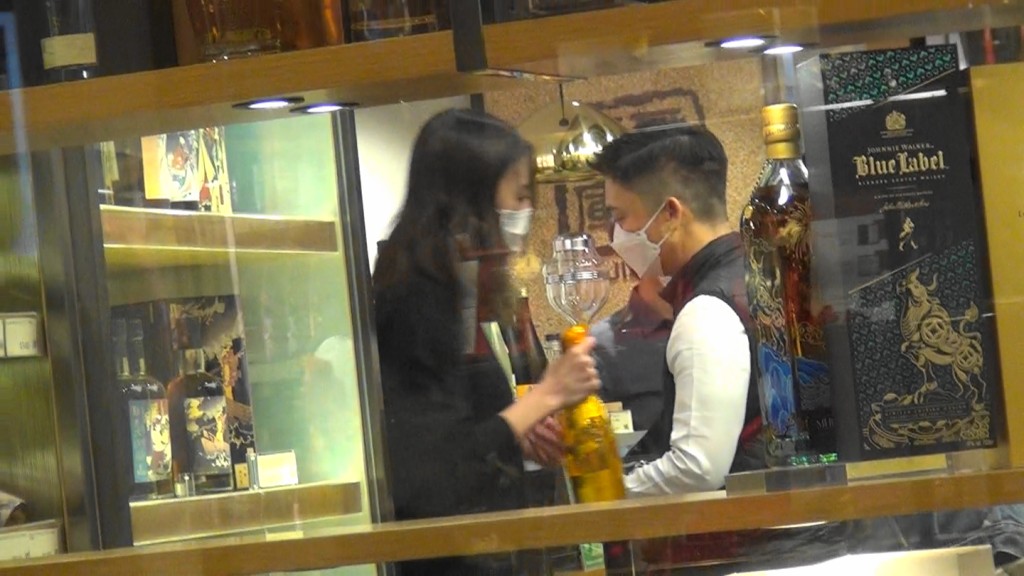 李博士臨走前再買了一支香檳。