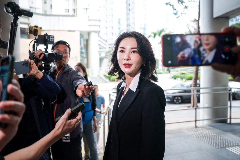 林作女友裕美現身東區法院。何家豪攝