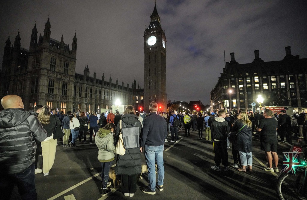 英國各地民眾在當地晚間8時默哀1分鐘，以悼念伊利沙伯二世。AP
