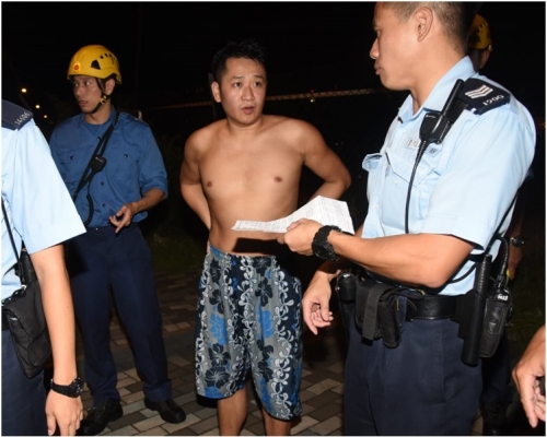 警員事後警誡事主(半裸男子):「你游水叻都係咁話,要咁多人搵你。」事主連隨道歉。