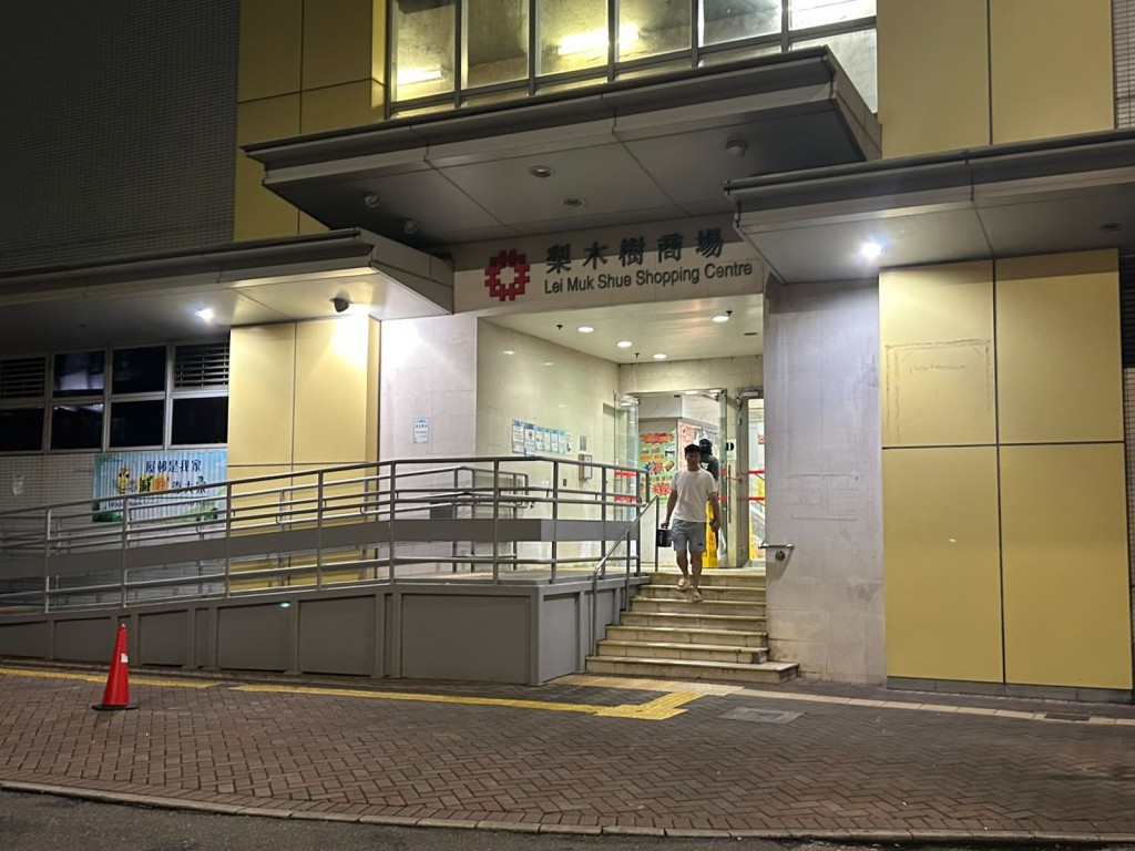 現場為荃灣梨木樹商場。曾志恆攝 現場為荃灣梨木樹商場。曾志恆攝