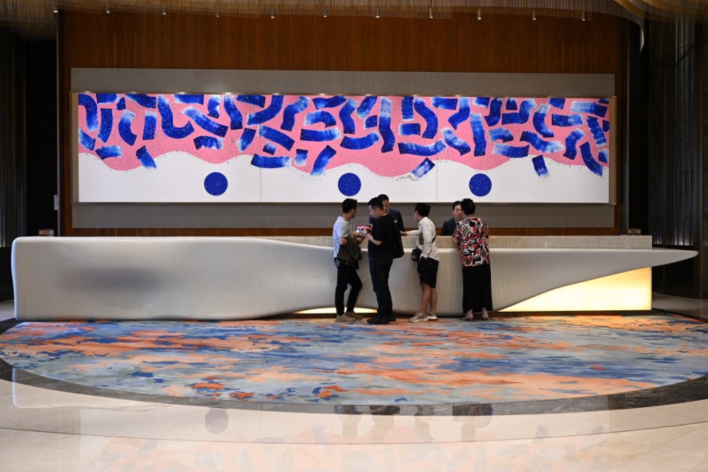 今次协助策展的美高梅，其主席典藏的第一幅作品，正是萧勤老师的9米作品光之跃动（2016），现正在酒店M大堂展出