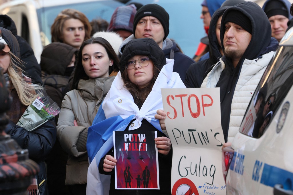 民眾在美國紐約市俄羅斯領事館外參加納瓦爾尼去世後的守夜活動。路透社