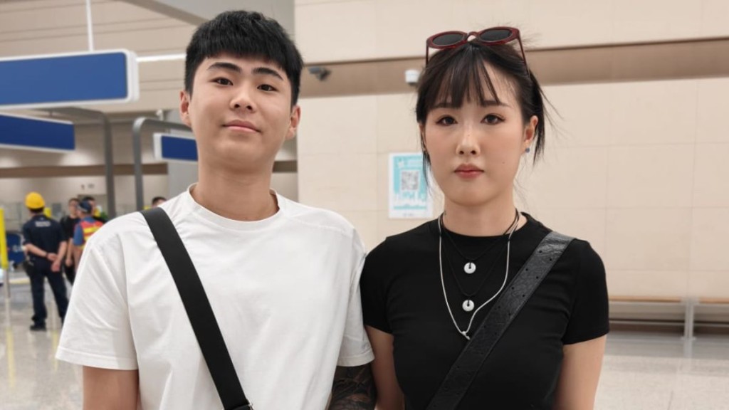 來自武漢的李先生和劉小姐打算回深圳過夜。周正豪攝