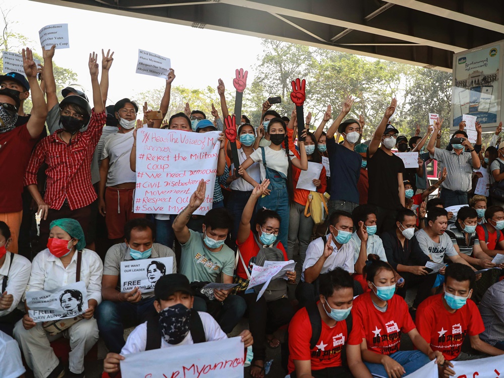 部份示威者仿效荷里活电影《饥饿游戏》(Hunger Games)，举起三指抗议政变。AP相片