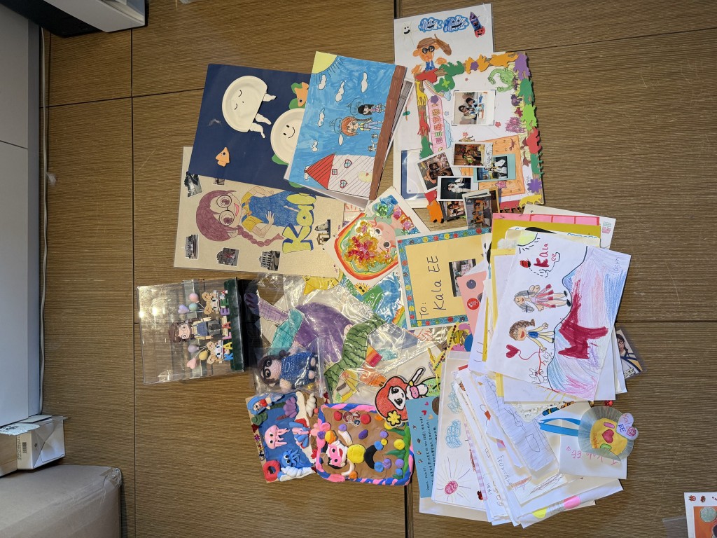 每份礼物都象征着小朋友的心意,因此Fiona都珍而重之地保留。(图片来源:受访者提供) 每份礼物都象征着小朋友的心意,因此Fiona都珍而重之地保留。(图片来源:受访者提供)