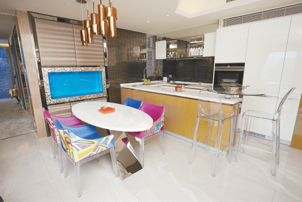厨房现为开放式设计，与饭厅空间相连。