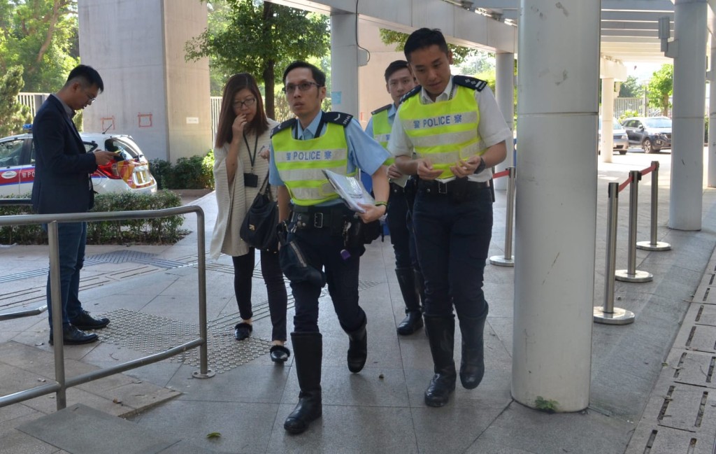 警方及社署職員到場協助死者家屬。林思明攝