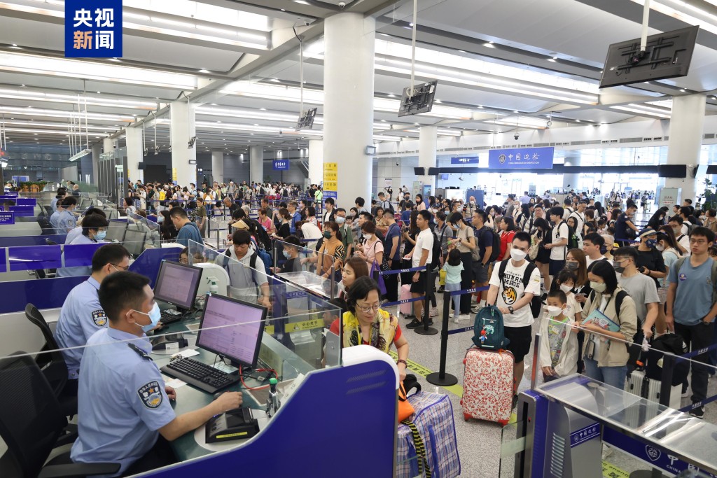 港珠澳大桥边检站的旅客。　央视