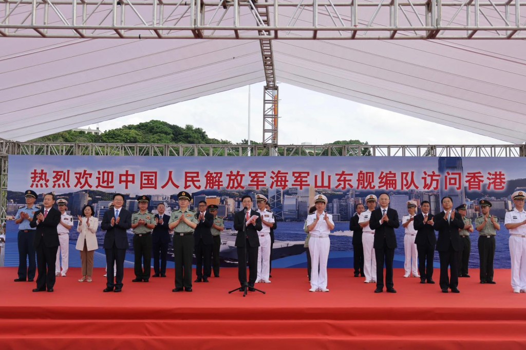 海軍航母山東艦編隊今（3日）早上抵達本港，特區政府在昂船洲軍營舉行歡迎儀式。李家超FB圖片