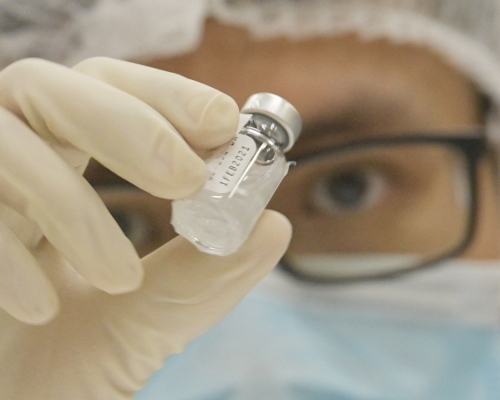 專家委員會審視有關復必泰疫苗於解凍後的儲存期限。