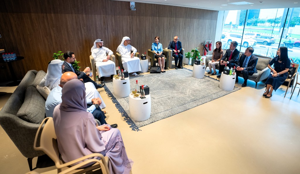 迪拜未来基金会的代表与科大代表团探讨创新、知识转移及创业等领域的合作机会。 科大提供