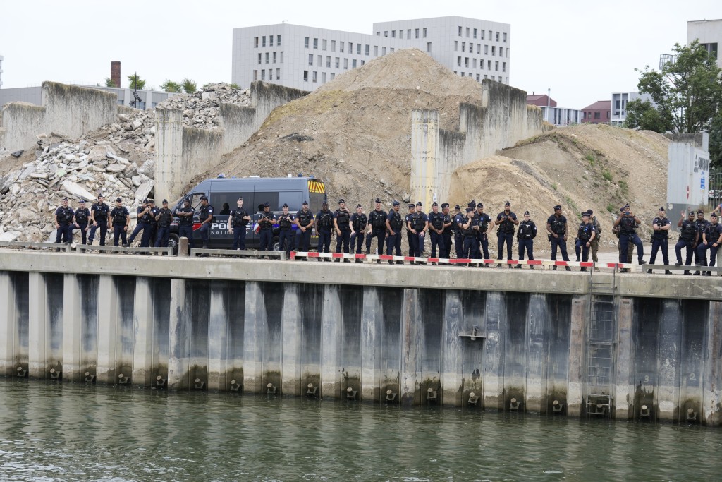军警在塞纳河岸部署。美联社