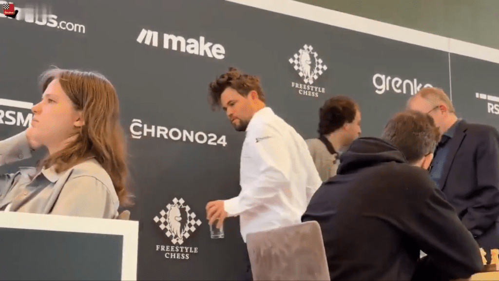 卡尔森(白衫)入场。 X@PicturesFoIder 卡尔森(白衫)入场。 X@PicturesFoIder