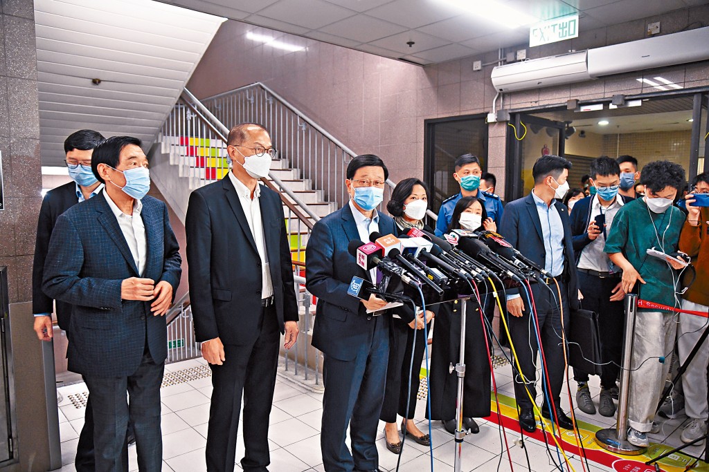 行政長官李家超昨午到伊利沙伯醫院慰問傷者,隨行者包括醫務衞生局局長盧寵茂、民政及青年事務局局長麥美娟、醫管局主席范鴻齡等。
