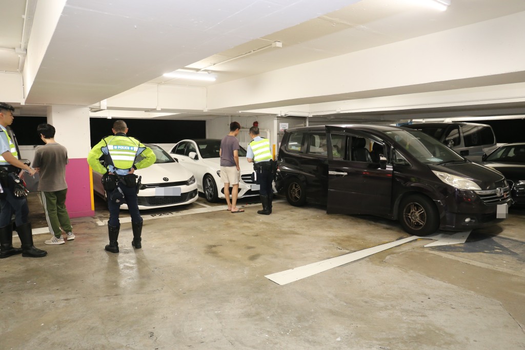 本田七人车司机（绿裤者）涉酒后驾驶被捕，平治车主（白裤者）在场了解事件。