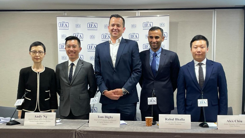 香港投資基金公會行政總裁黃王慈明（左一）、貝萊德董事吳宇熙（左二）及惠理集團（806）ETF業務高級策略師趙善德（左五）。