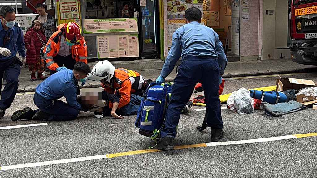 老婦被泥頭車撞傷倒地。fb：黃埔人•紅磡人•土瓜灣人