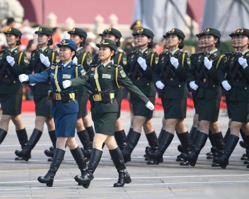 女兵方隊領隊是兩位女將軍程曉健少將(左)、唐冰少將(右)。 網圖