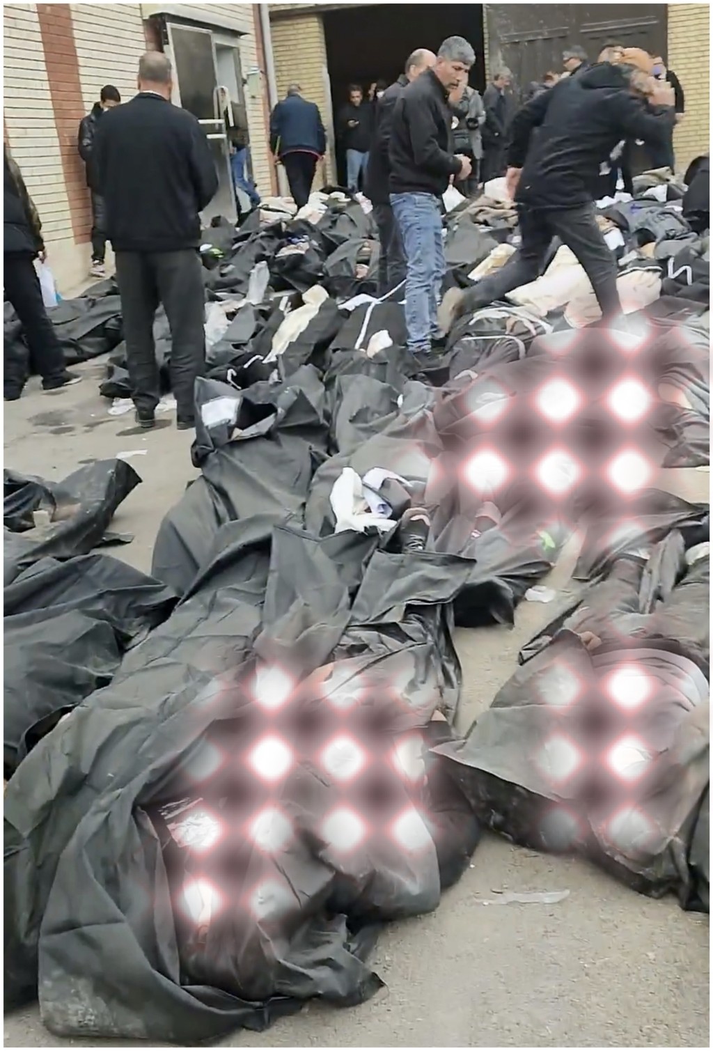 網傳影片顯示德黑蘭一個太平間堆滿屍體。 美聯社 網傳影片顯示德黑蘭一個太平間堆滿屍體。 美聯社