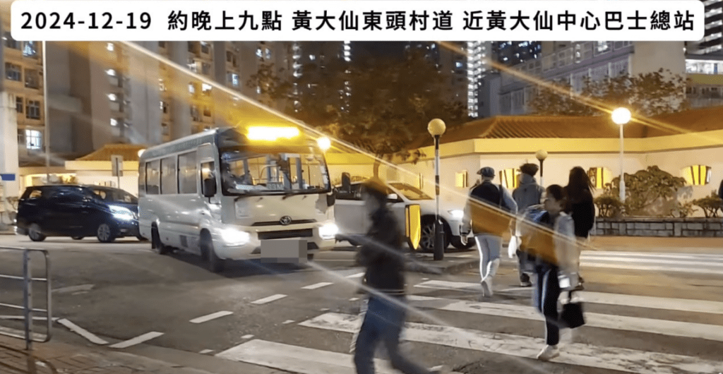 小巴突然踩油，向右邊抽出，越過私家車並駛向對面逆向行車線。