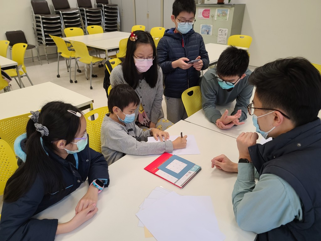 其中一个数学魔术需用上月历。 其中一个数学魔术需用上月历。