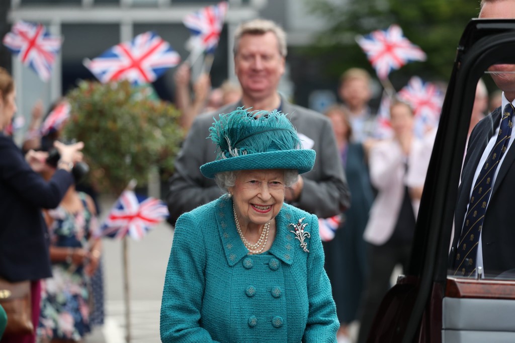 英女皇養生有道，亦注重衣著打扮。