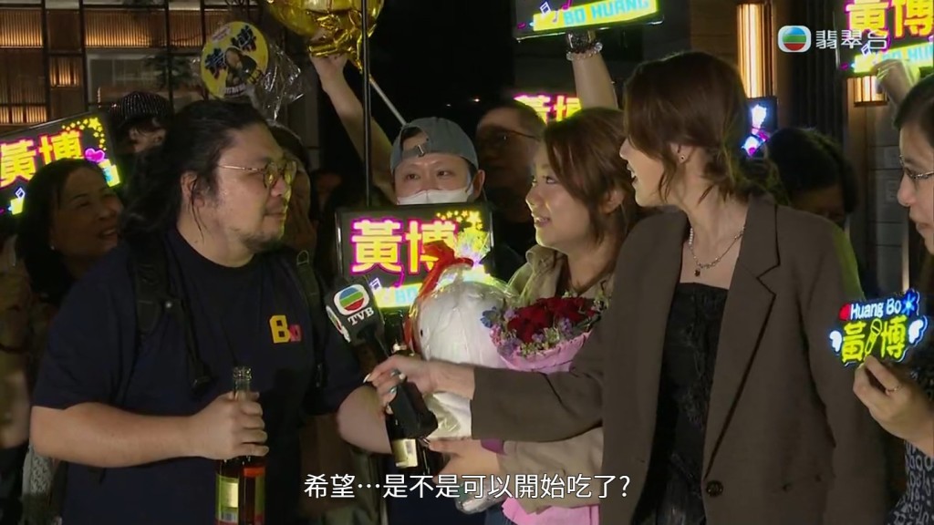 黃博向老公峰哥唱情歌。 黃博向老公峰哥唱情歌。