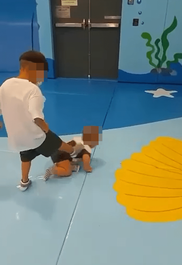 一名幼儿遭6岁「小恶霸」狠踩背部。影片截图 