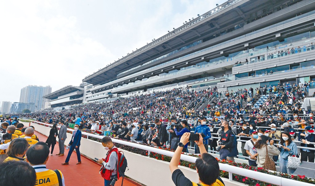 沙田馬場昨午舉行年度盛事香港國際賽馬日，逾四萬二千人現場觀戰。