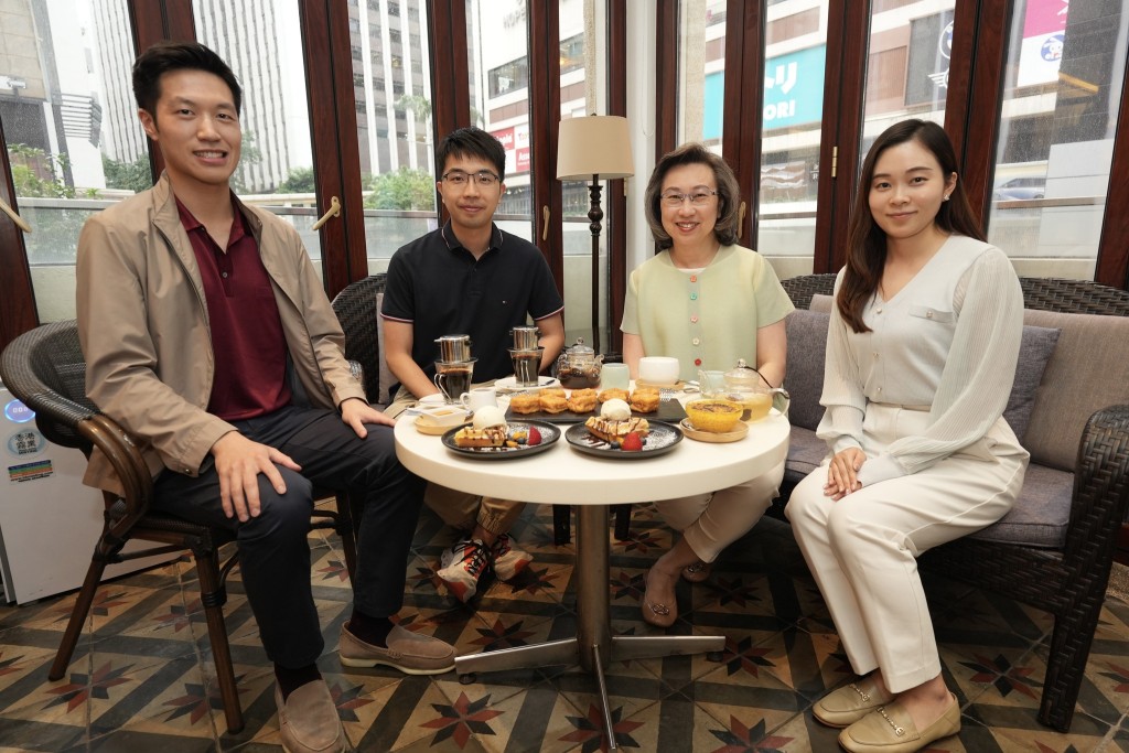 楊何蓓茵與局內三位年輕政務主任則到了灣仔一間茶餐廳享用優惠。楊何 楊何蓓茵與局內三位年輕政務主任則到了灣仔一間茶餐廳享用優惠。楊何